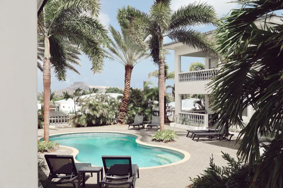 Appartementen en buitenruimte van Palm Crest