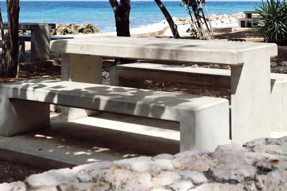 Een terras aan de kust van Curaçao