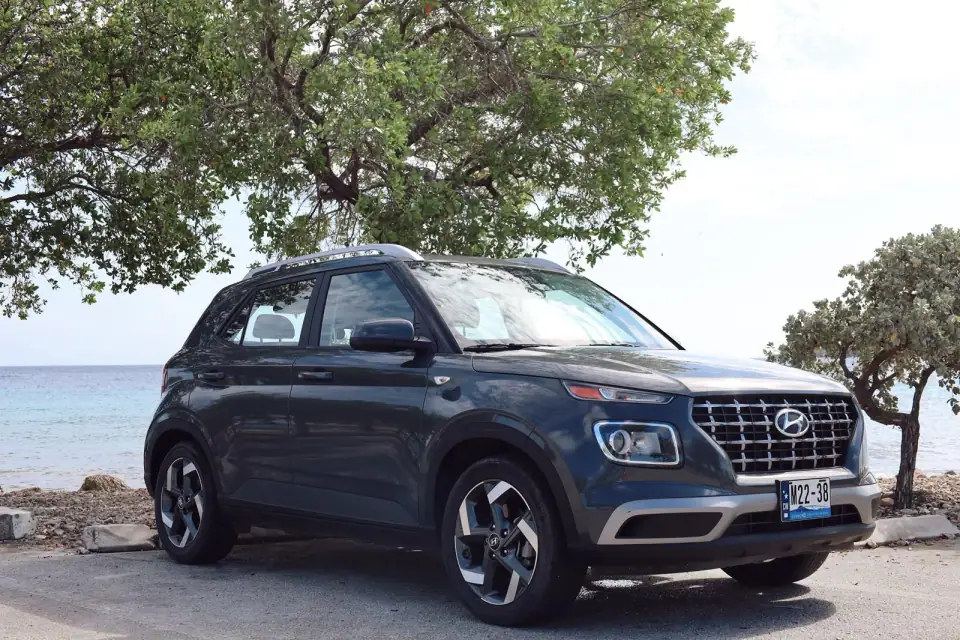 Blauwgrijze Hyundai Venue uit de compacte SUV-klasse van Palm Crest Curaçao