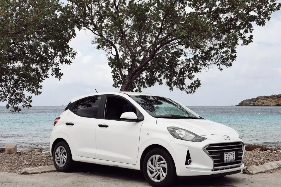 Witte Hyundai Grand i10 uit de economy plus-klasse van Palm Crest Curaçao