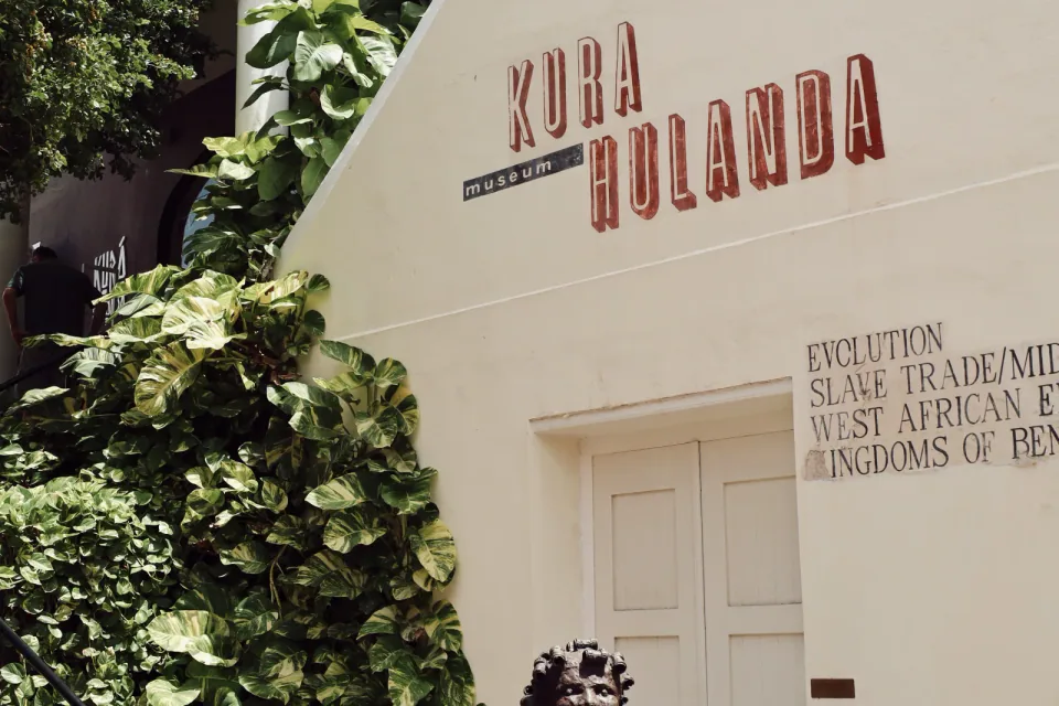Het Kura Hulanda-gebouw op Curaçao