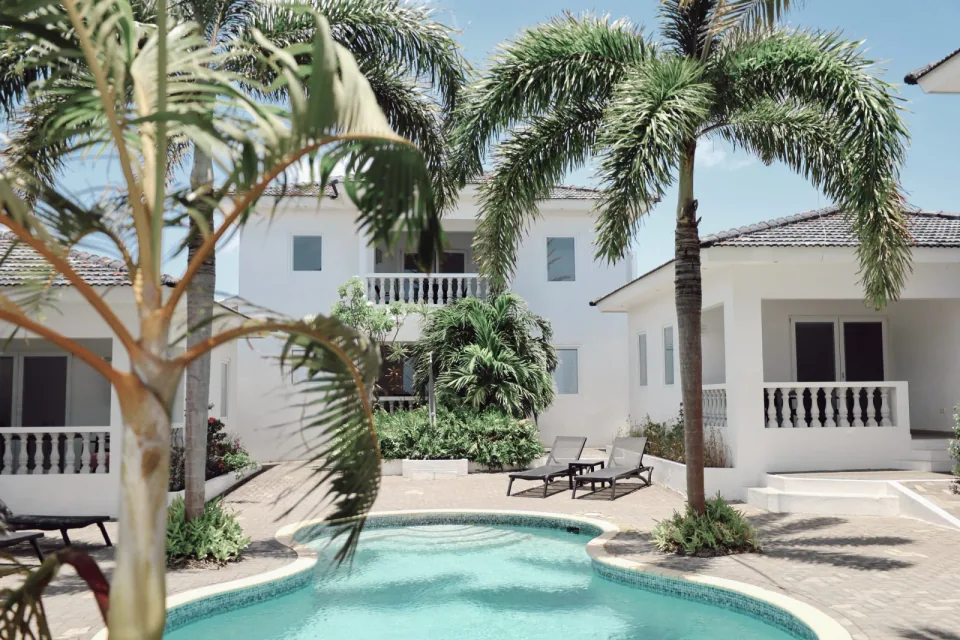 Tropische tuin met zwembad op het Palm Crest-complex