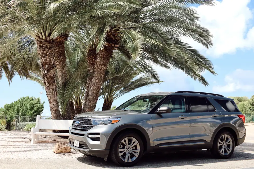 Grijze Ford Explorer uit de luxury SUV-klasse van Palm Crest Curaçao