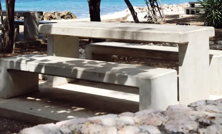 Rotsachtige kust en helder zeewater op Curaçao