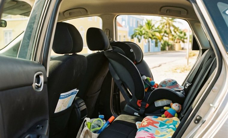 Kinderzitje bij een huurauto op Curaçao