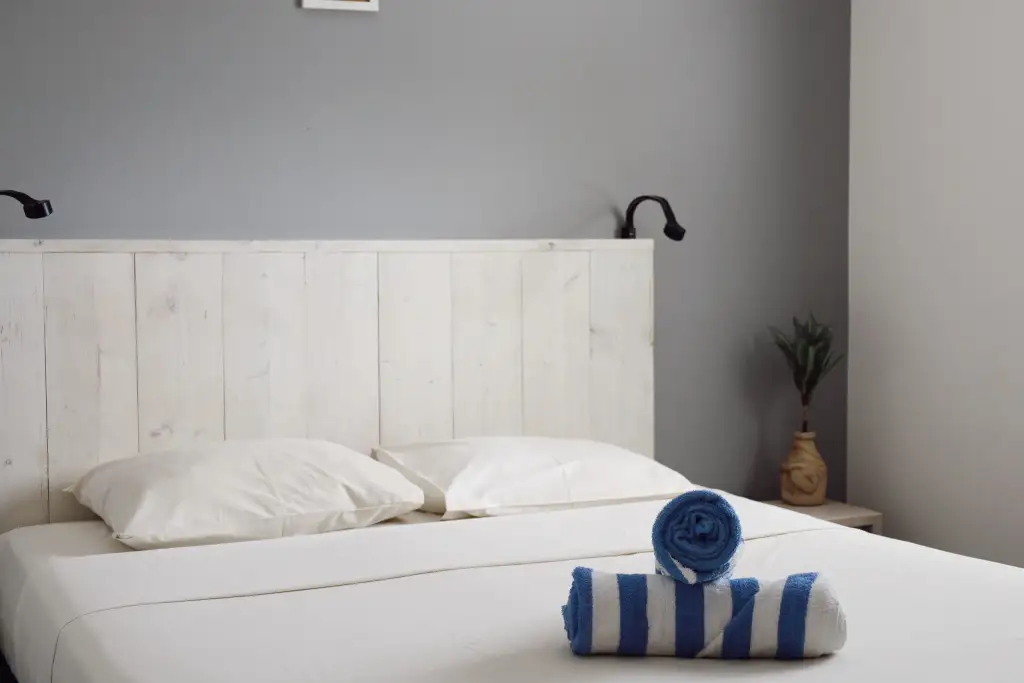 Slaapkamer met tweepersoonsbed en handdoeken
