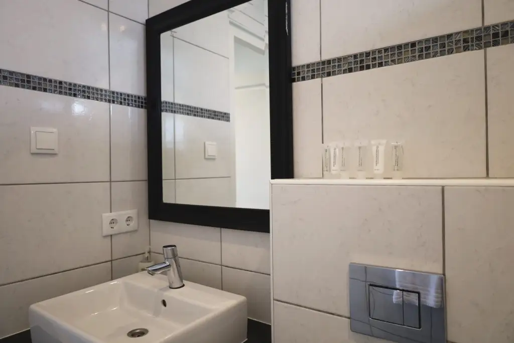 Badkamer met wastafel en spiegel